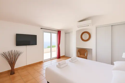 Suite parentale de la villa La Veglia, lit 160 cm et terrasse privée vue mer