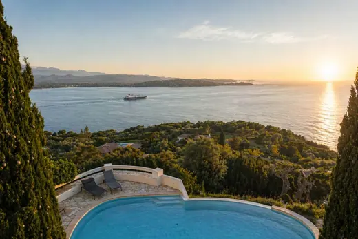 Villa La Veglia à Porto-Vecchio : piscine à débordement, terrasses et jardin — photo 1