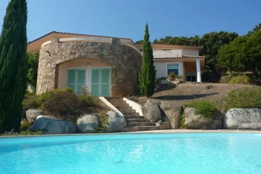 Villa La Veglia à Porto-Vecchio : piscine à débordement, terrasses et jardin — photo 2