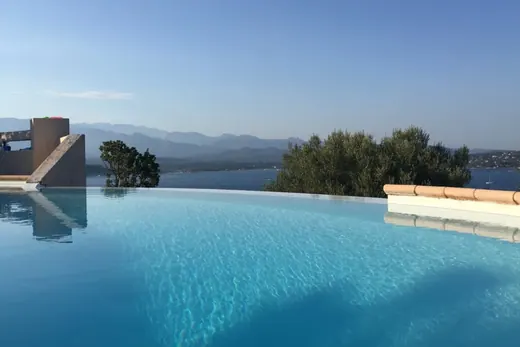 Villa La Veglia à Porto-Vecchio : piscine à débordement, terrasses et jardin — photo 4