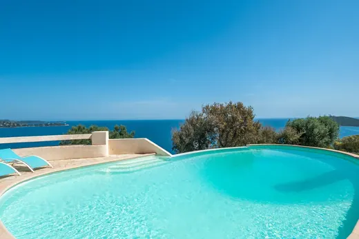 Villa La Veglia à Porto-Vecchio : piscine à débordement, terrasses et jardin — photo 5