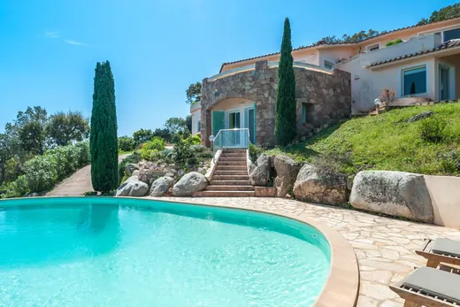 Villa La Veglia à Porto-Vecchio : piscine à débordement, terrasses et jardin — photo 6