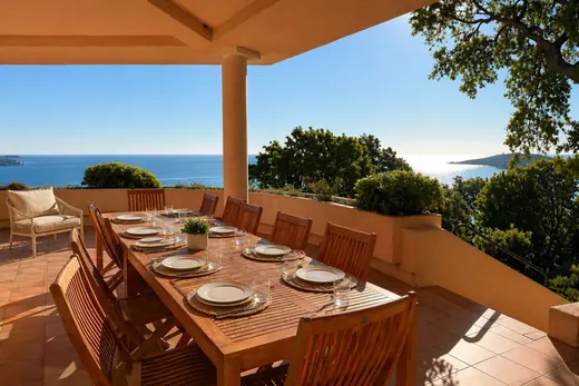 Villa La Veglia à Porto-Vecchio : piscine à débordement, terrasses et jardin — photo 7