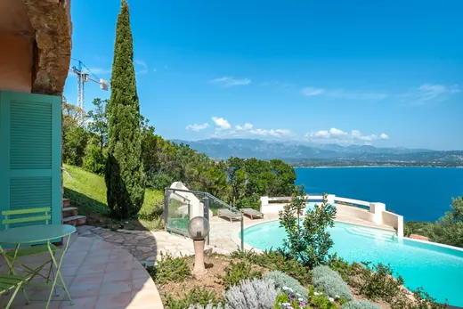 Villa La Veglia à Porto-Vecchio : piscine à débordement, terrasses et jardin — photo 12