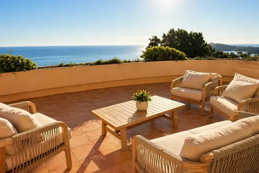 Villa La Veglia à Porto-Vecchio : piscine à débordement, terrasses et jardin — photo 14